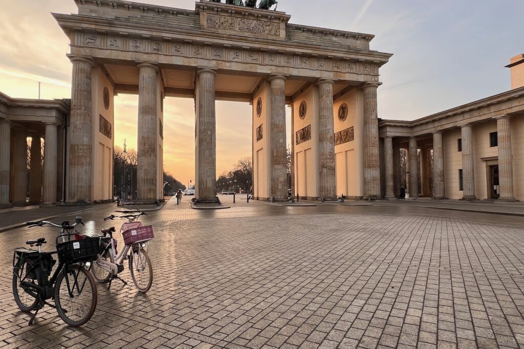 Der Pariser Platz und das Brandenburger Tor am späten Nachmittag. Es hat gerade geregnet, das Licht ist weich